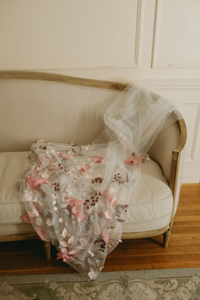 Bride's lovely veil with floral details 