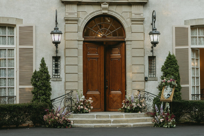 elegant flowers placed at the doors of the glen manor house 